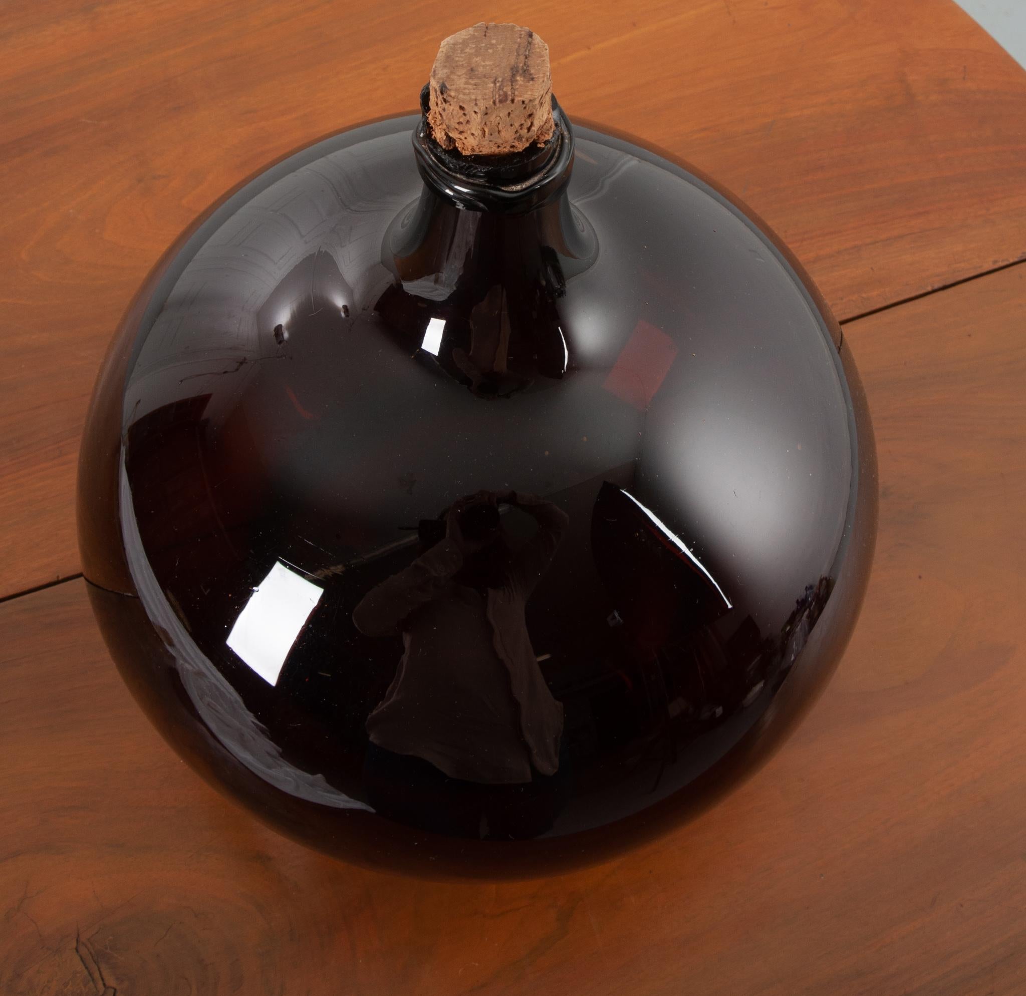 Weinkrug aus bernsteinfarbenem Glas, 18. Jahrhundert (Gebrannt) im Angebot