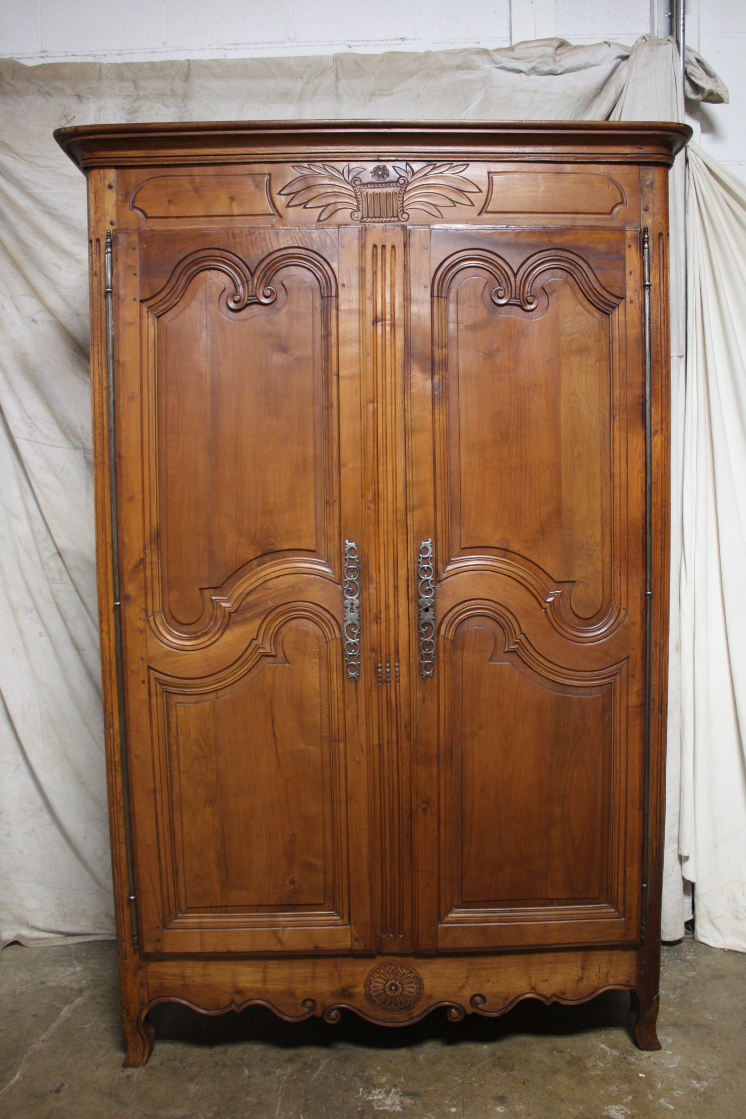 Simple line for a Louis XV Armoire in walnut. Very nice proportion, tall and narrow, beautiful piece.