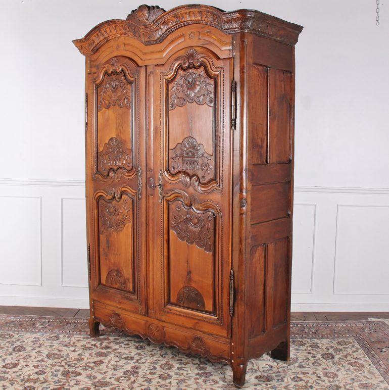 French 18th Century Armoire im Zustand „Gut“ in Vancouver, British Columbia