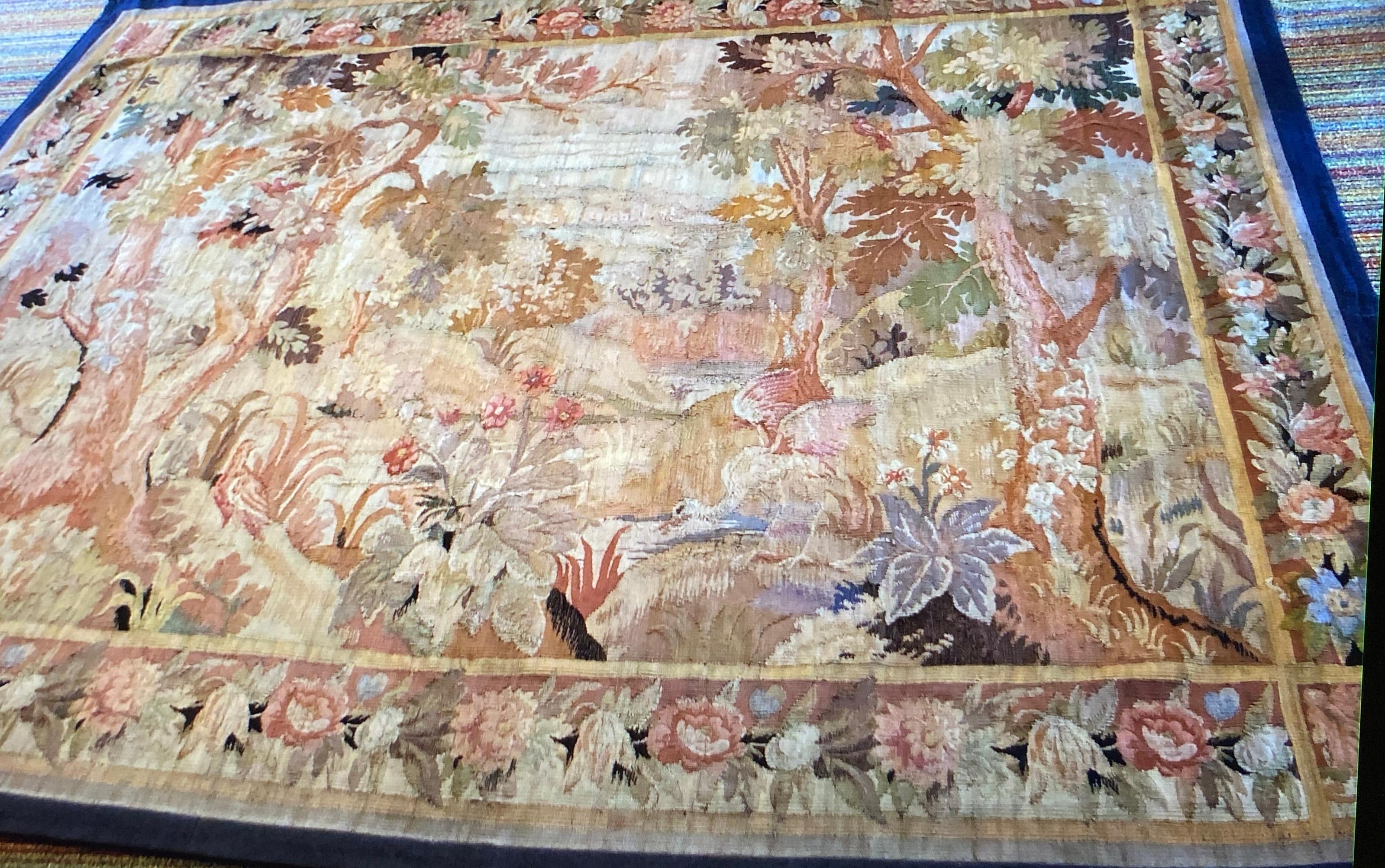 Arazzo francese di qualità della fine del XVIII secolo o dell'inizio del XIX secolo.

Questo arazzo antico francese senza tempo è stato tessuto con precisione lirica nei venerati atelier di Aubusson e cattura la maestosità pastorale della natura
