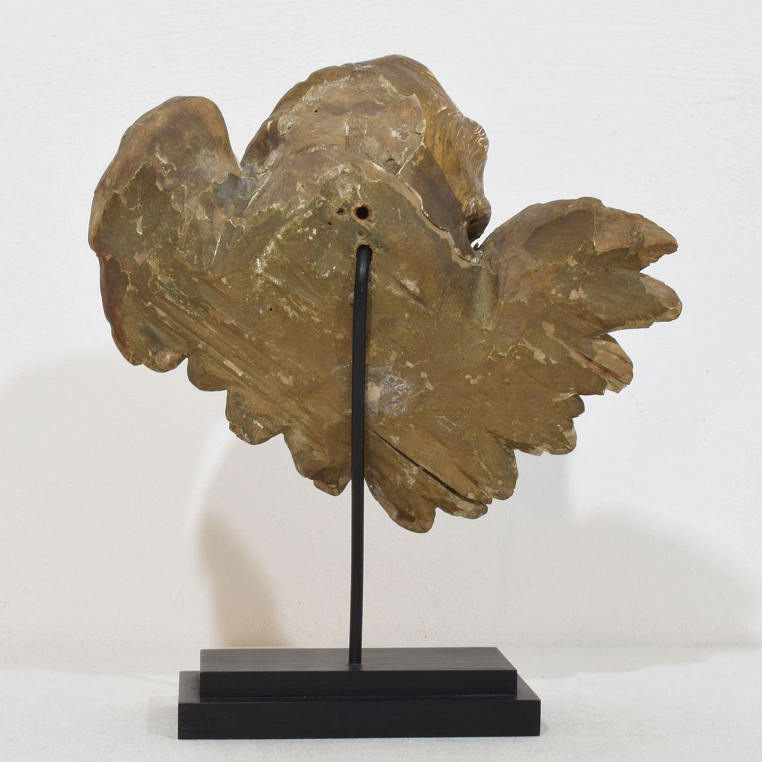 Sculpté à la main Tête d'ange ailée en bois doré sculpté du XVIIIe siècle en vente