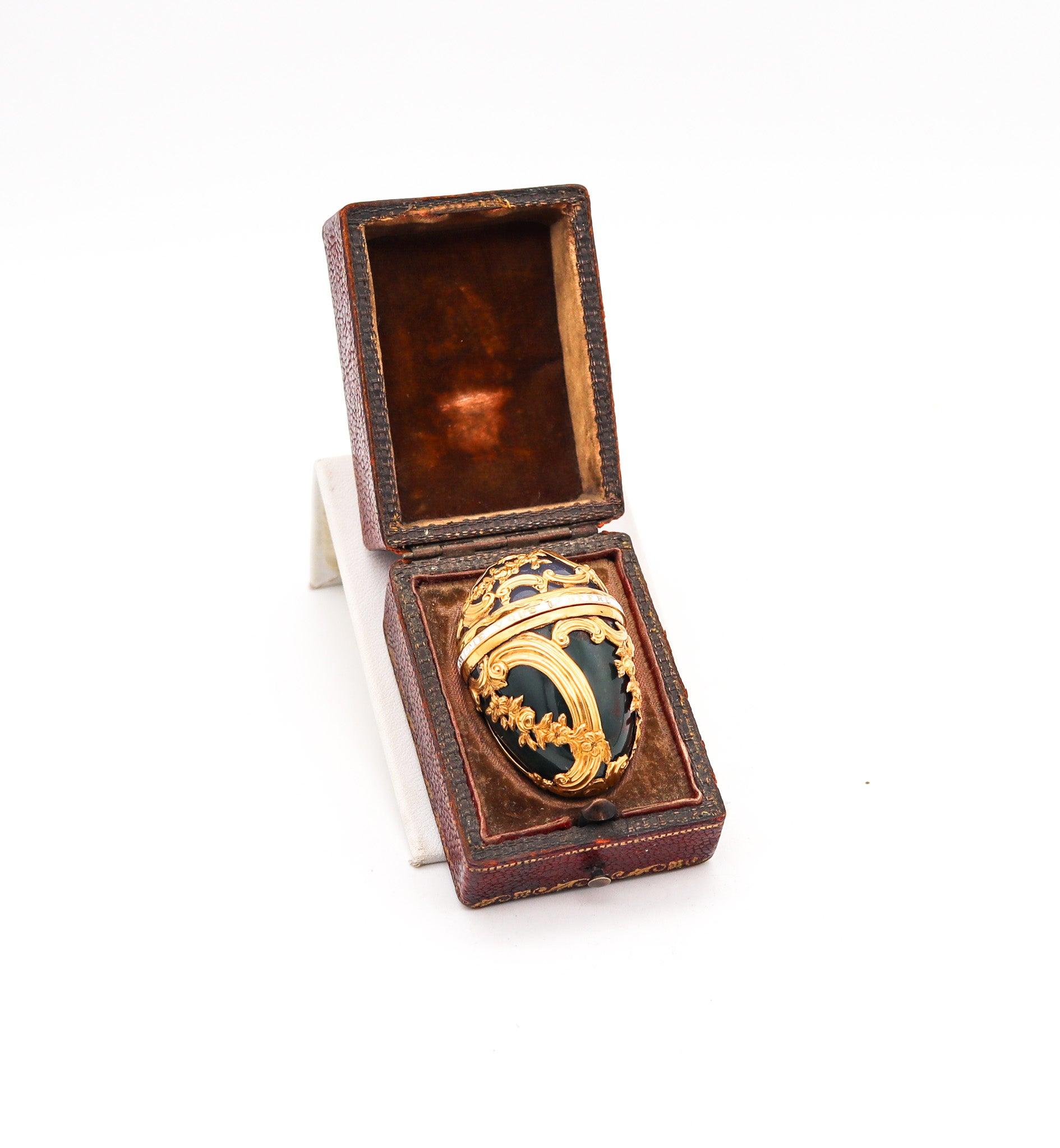 Cabochon FRENCH 18th Century Baroque Egg Shaped Box In 18Kt Gold With Agate & Bloodstone