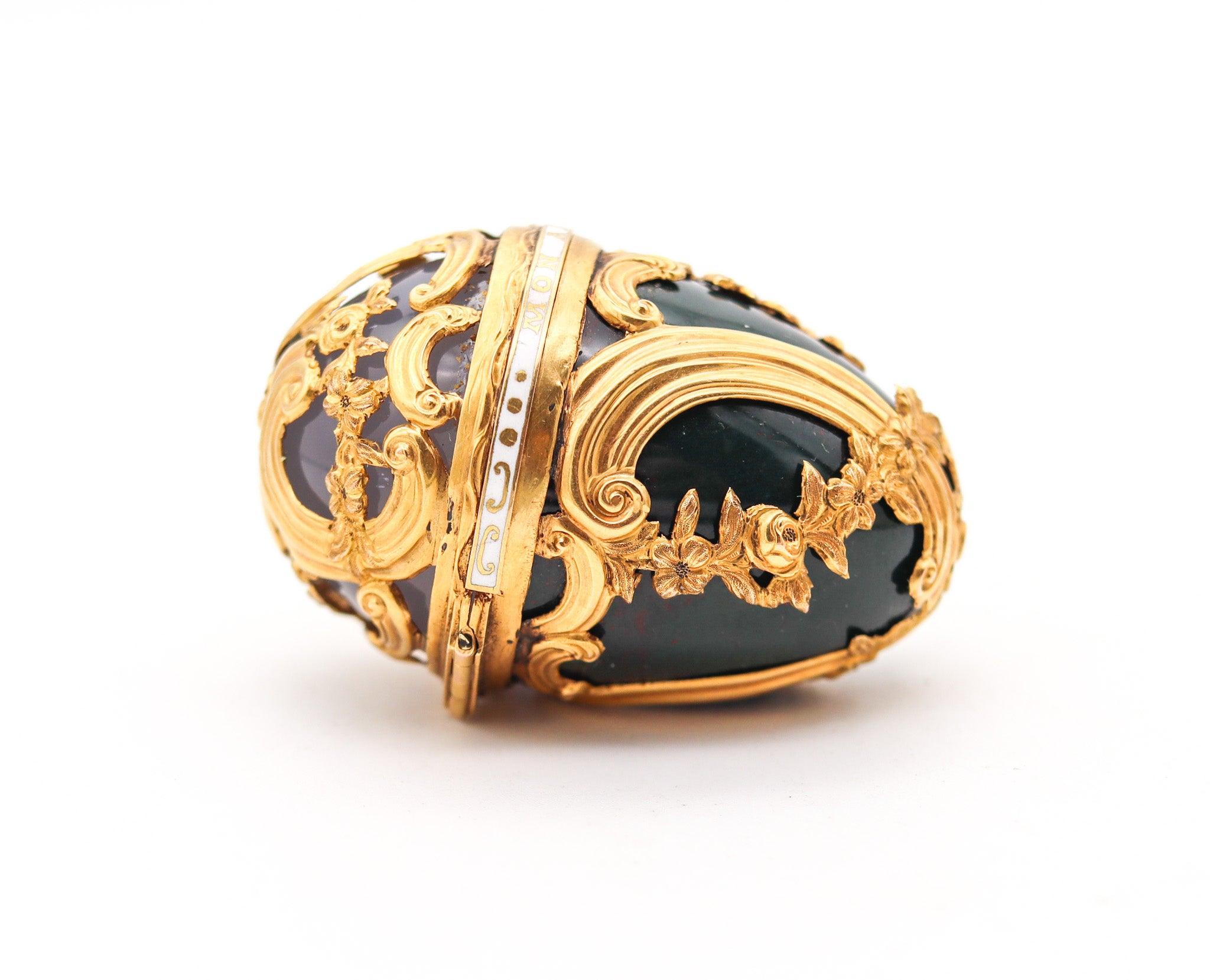 FRENCH 18th Century Baroque Egg Shaped Box In 18Kt Gold With Agate & Bloodstone In Excellent Condition In Miami, FL