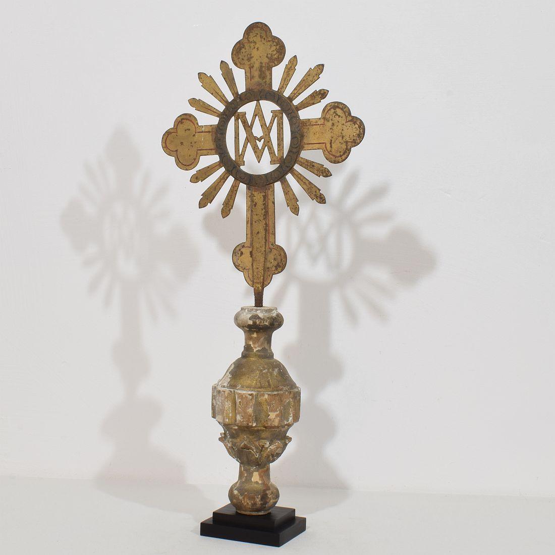 Belle croix de procession baroque en métal doré avec une belle patine.
France vers 1750. Usures et petites pertes. 
Les mesures incluent le socle en bois.