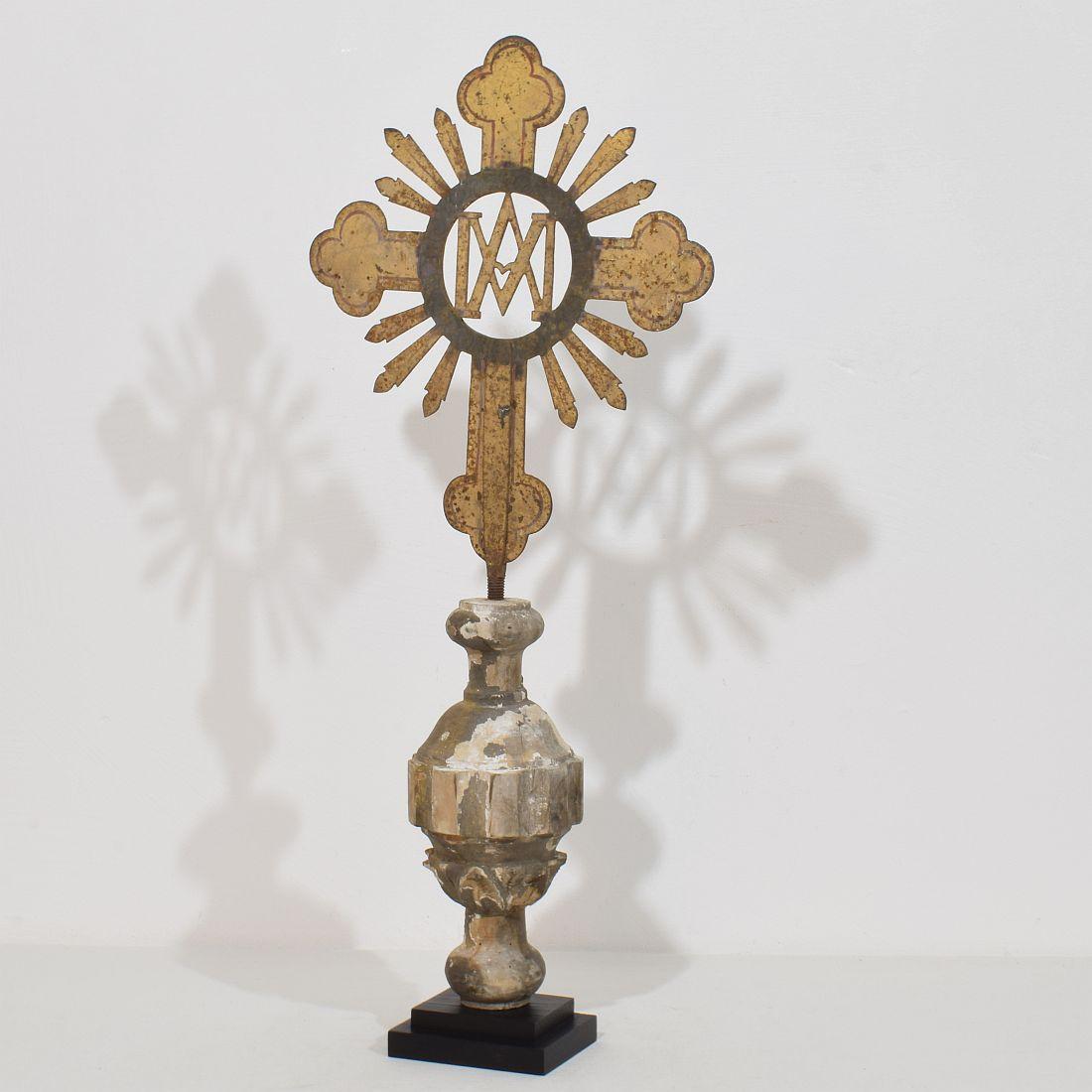 Sculpté à la main Croix de procession baroque française du 18e siècle en métal doré en vente