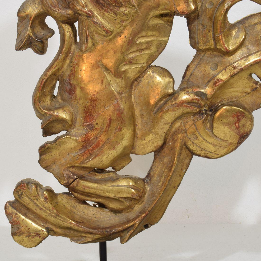 Lion debout sur une boucle, en bois doré, sculpté à la main, de style baroque français du XVIIIe siècle en vente 2