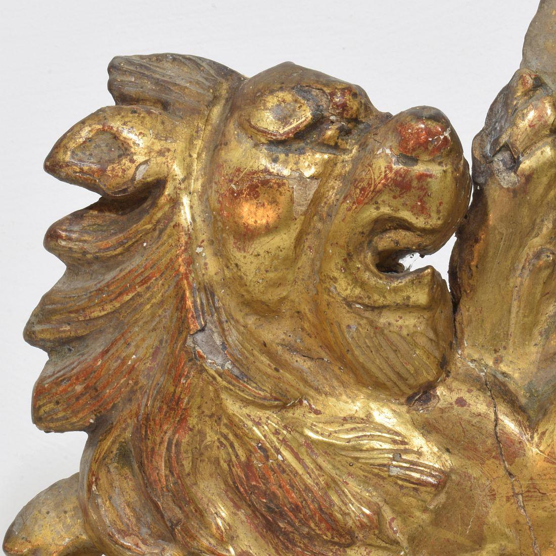 Lion debout sur une boucle, en bois doré, sculpté à la main, de style baroque français du XVIIIe siècle en vente 3