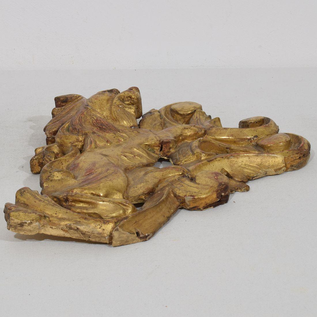 Lion debout sur une boucle, en bois doré, sculpté à la main, de style baroque français du XVIIIe siècle en vente 5