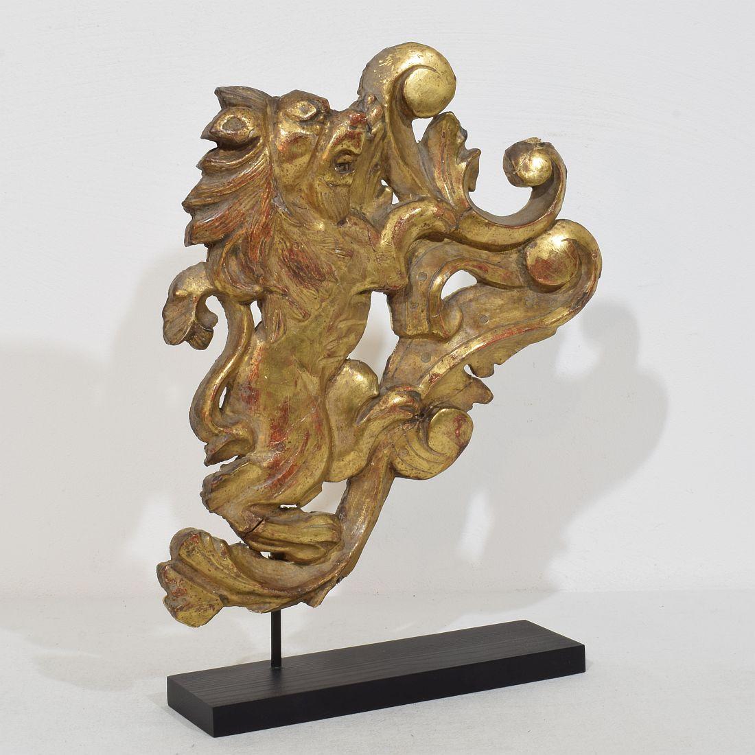 Baroque Lion debout sur une boucle, en bois doré, sculpté à la main, de style baroque français du XVIIIe siècle en vente