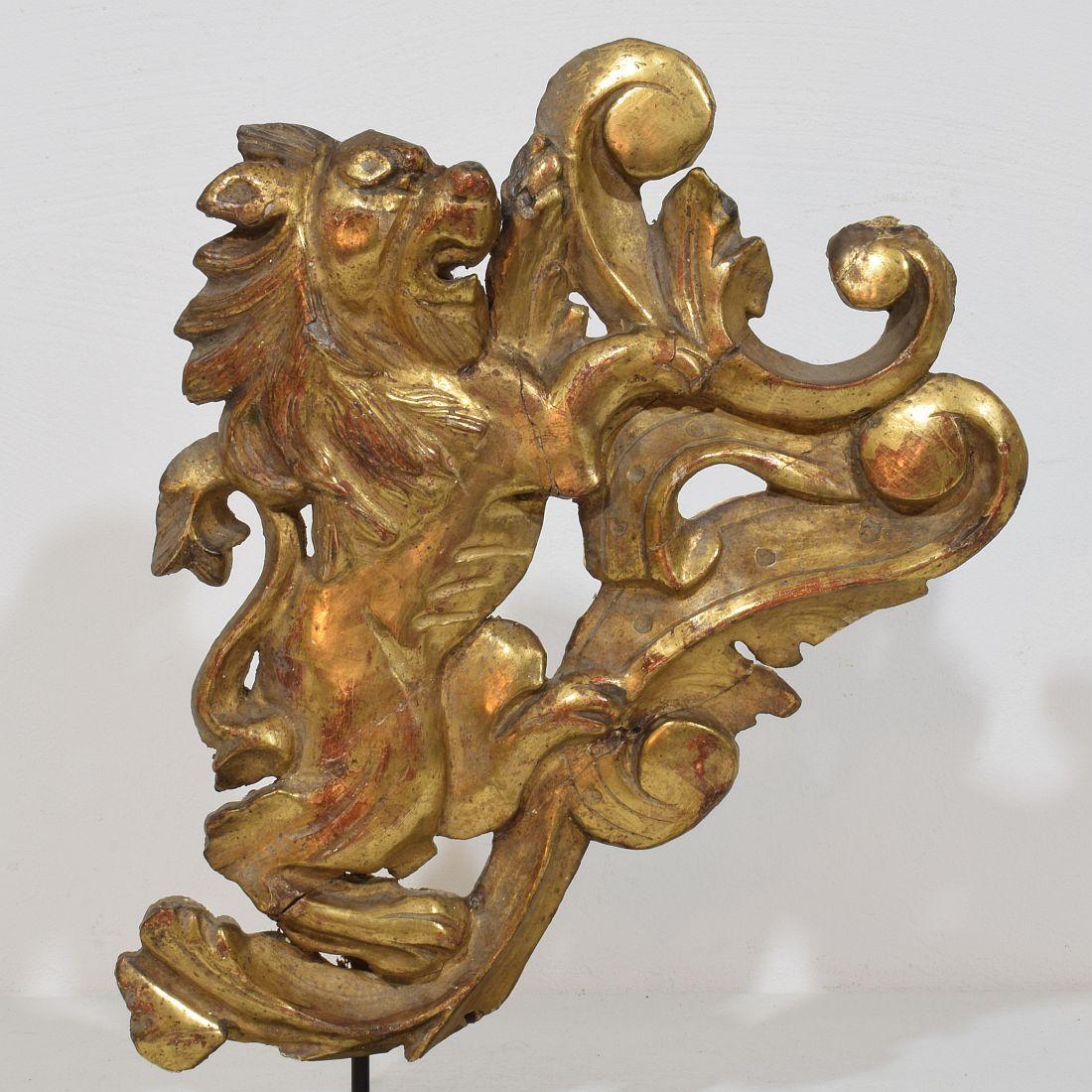 XVIIIe siècle et antérieur Lion debout sur une boucle, en bois doré, sculpté à la main, de style baroque français du XVIIIe siècle en vente