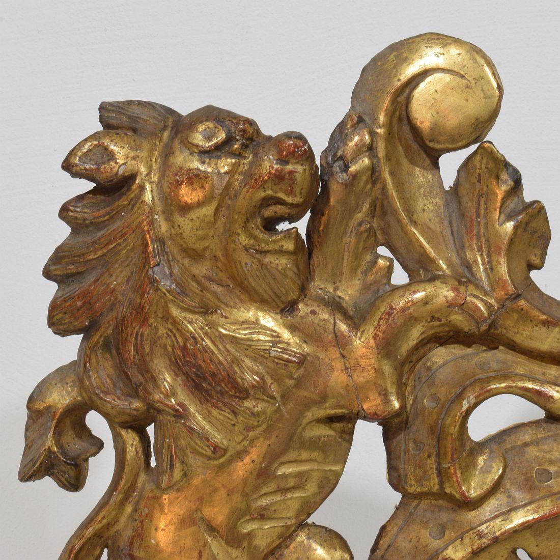 Bois doré Lion debout sur une boucle, en bois doré, sculpté à la main, de style baroque français du XVIIIe siècle en vente