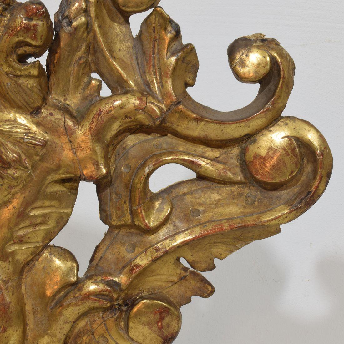 Lion debout sur une boucle, en bois doré, sculpté à la main, de style baroque français du XVIIIe siècle en vente 1