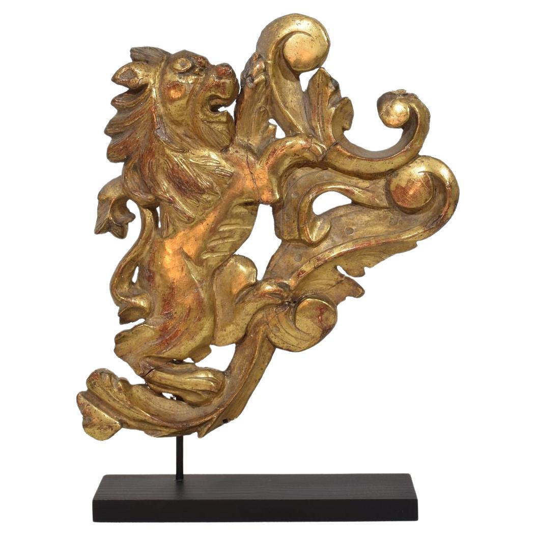Lion debout sur une boucle, en bois doré, sculpté à la main, de style baroque français du XVIIIe siècle en vente