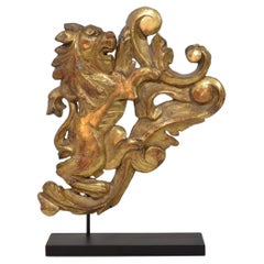 Lion debout sur une boucle, en bois doré, sculpté à la main, de style baroque français du XVIIIe siècle