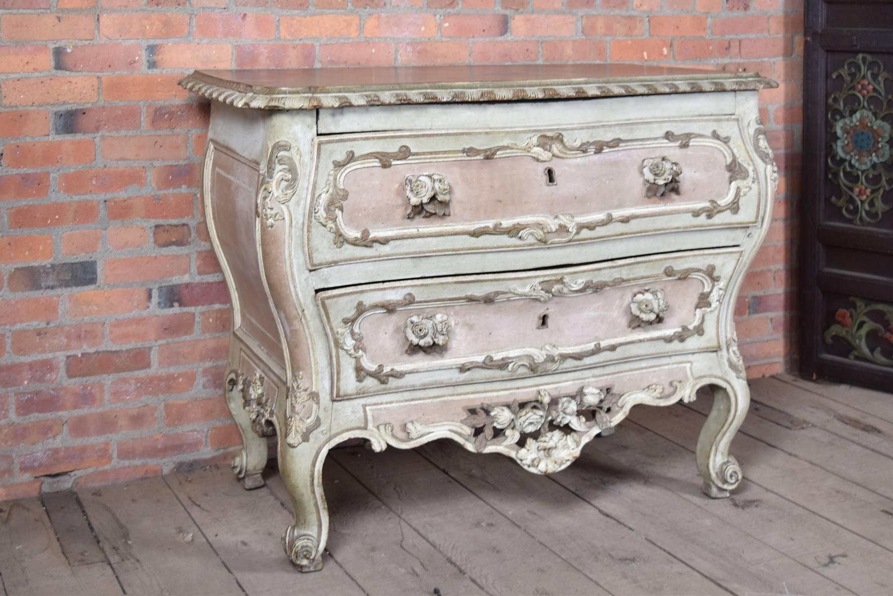 Rococo Commode française du XVIIIe siècle peinte en rococo en vente