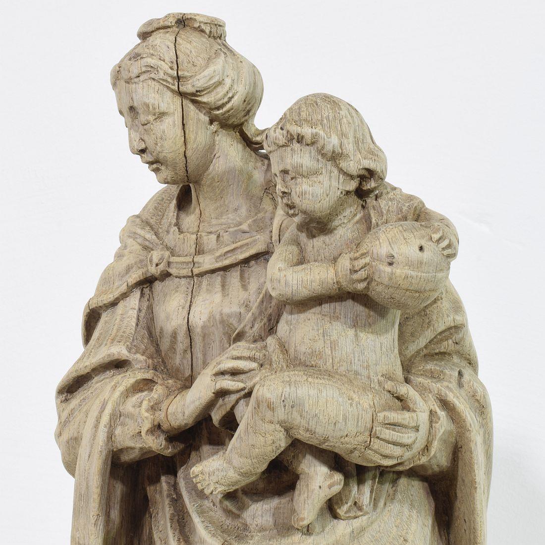 Französische Madonna mit Kind aus Holz im Barockstil aus dem 18. Jahrhundert im Angebot 6