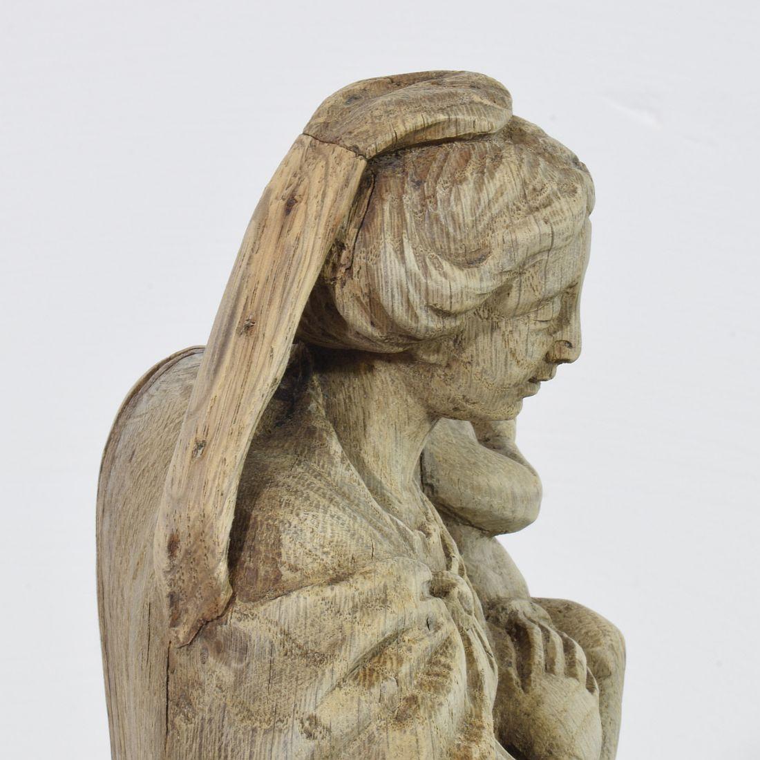 Französische Madonna mit Kind aus Holz im Barockstil aus dem 18. Jahrhundert im Angebot 8