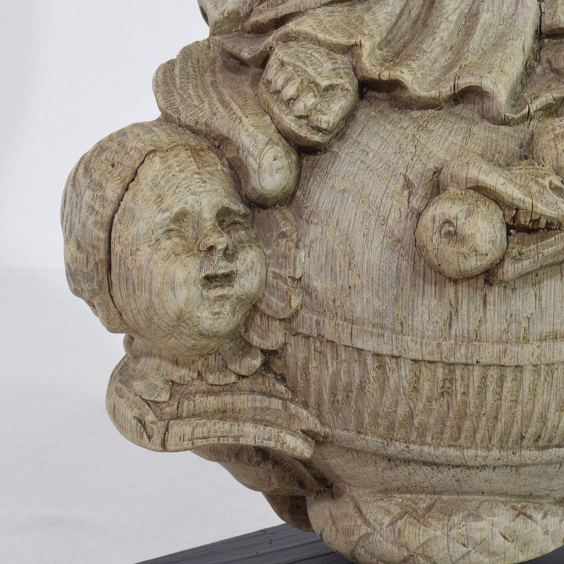 Französische Madonna mit Kind aus Holz im Barockstil aus dem 18. Jahrhundert im Angebot 9