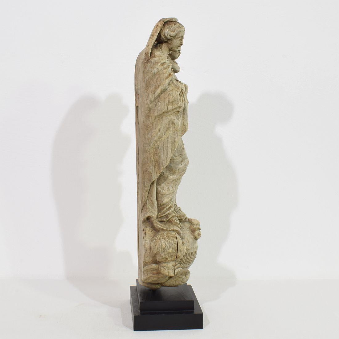 French 18th Century Baroque Wooden Madonna with Child In Good Condition For Sale In Buisson, FR