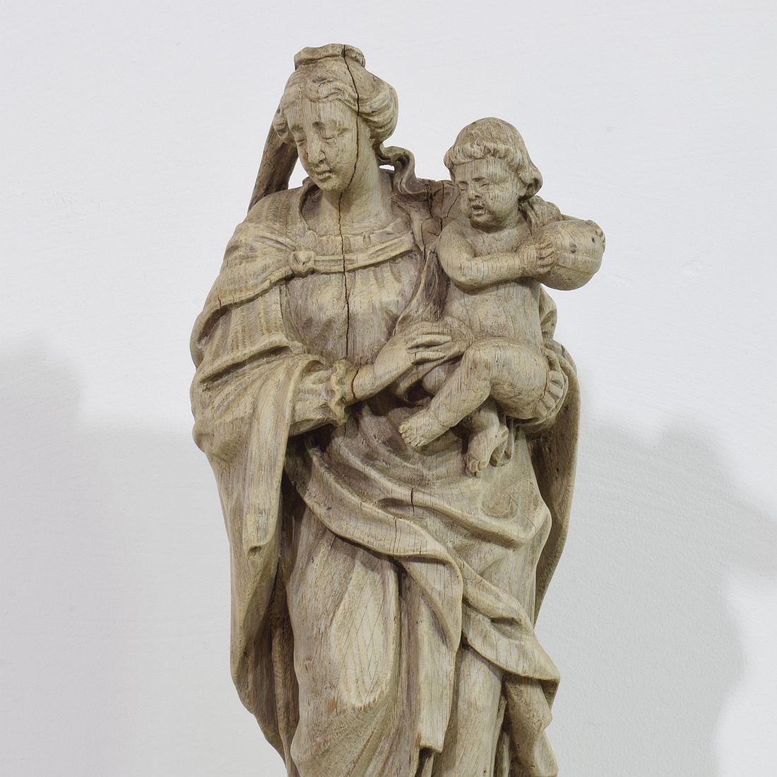 Französische Madonna mit Kind aus Holz im Barockstil aus dem 18. Jahrhundert im Angebot 1
