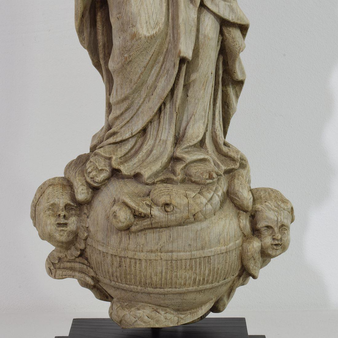 Französische Madonna mit Kind aus Holz im Barockstil aus dem 18. Jahrhundert im Angebot 2