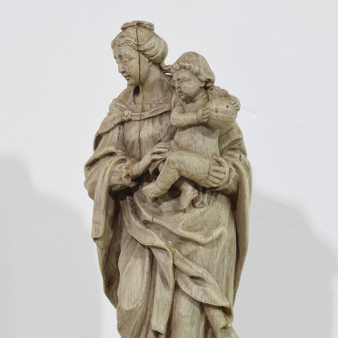 Französische Madonna mit Kind aus Holz im Barockstil aus dem 18. Jahrhundert im Angebot 3