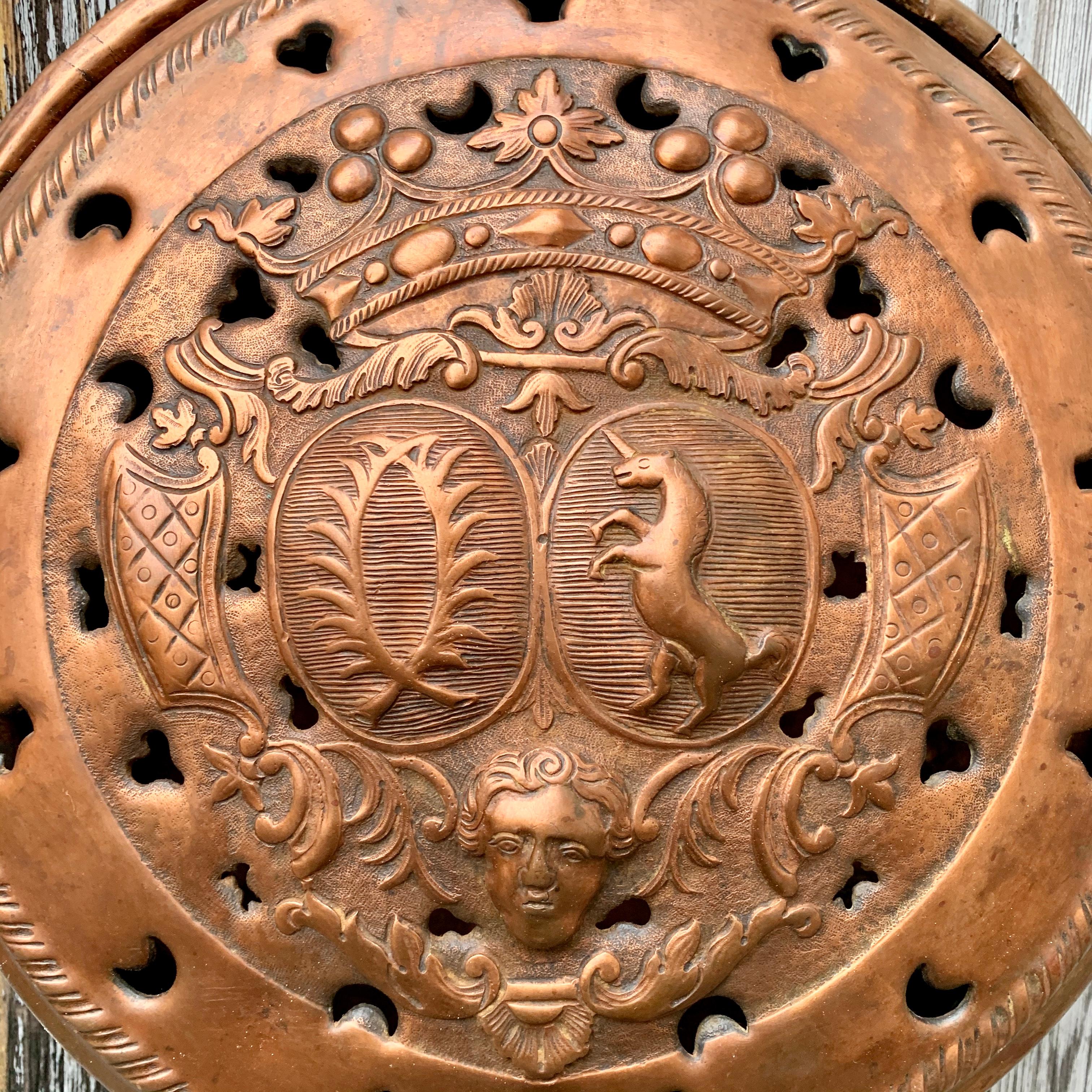 French 18th Century Bed Warmer with Coat of Arm Symbols In Good Condition For Sale In Haddonfield, NJ