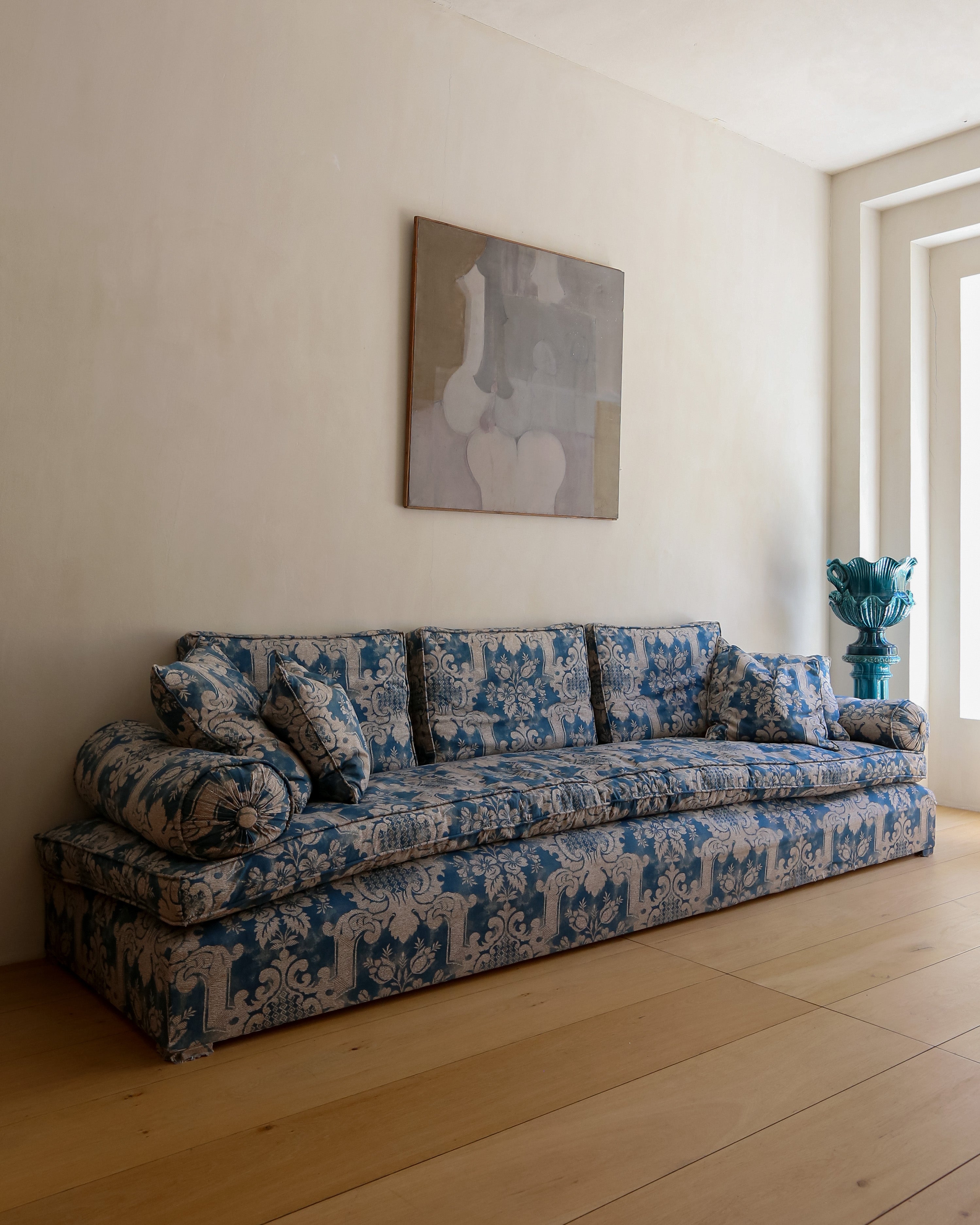 Sofá francés del siglo XVIII con motivos florales en azul y blanco en venta