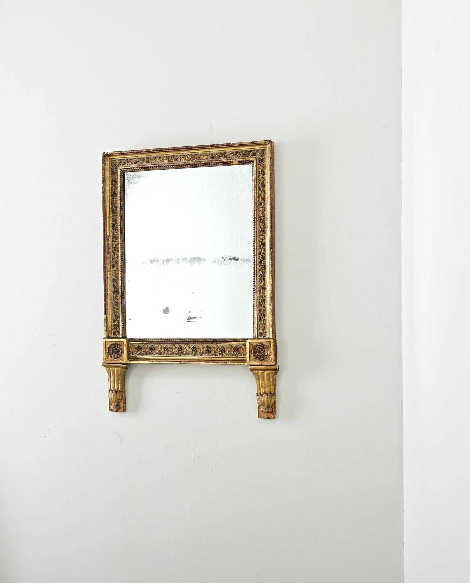 French 18th Century Bridal Gilt Mirror For Sale 4