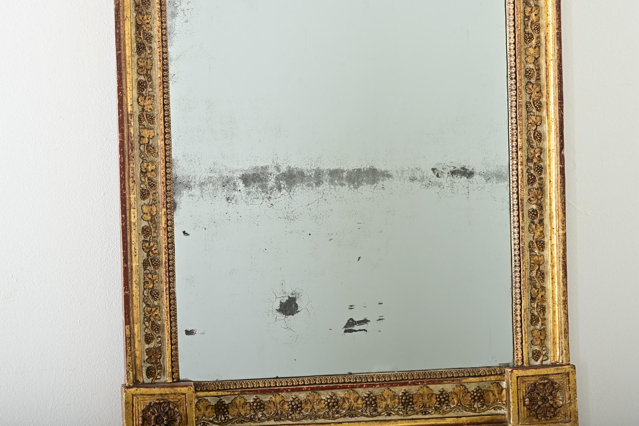 French 18th Century Bridal Gilt Mirror In Good Condition For Sale In Baton Rouge, LA