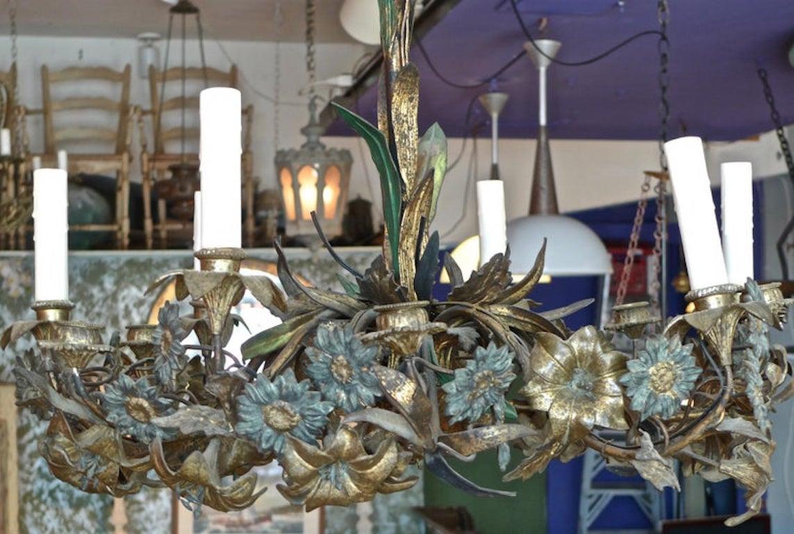 French 18th Century Bronze Chandelier with Painted Leaves and 6 Outer Lights For Sale 7