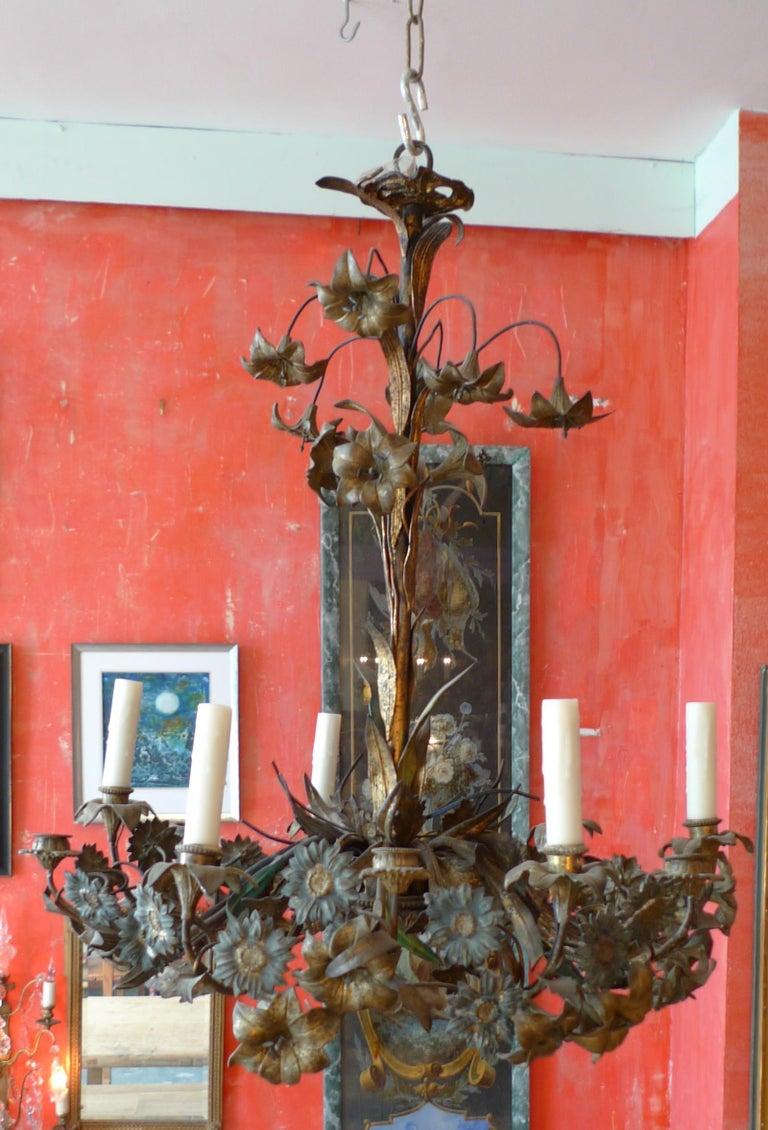 Lustre en bronze français du XVIIIe siècle avec feuilles peintes et 6 lumières extérieures.