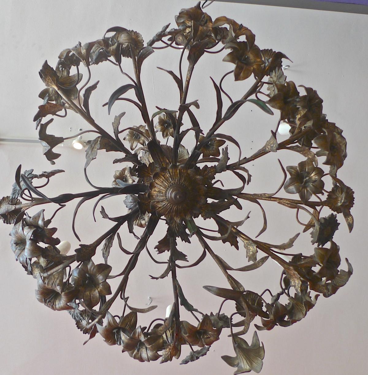 French 18th Century Bronze Chandelier with Painted Leaves and 6 Outer Lights In Distressed Condition In Santa Monica, CA