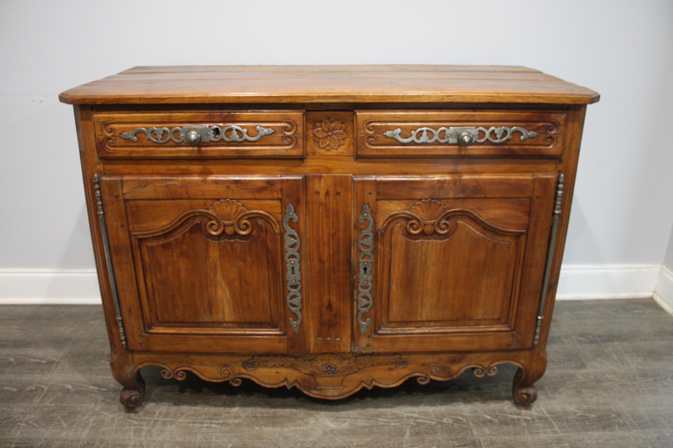 This buffet is made of walnut with a beautiful warmth patine. The hardware are thick and strong, 