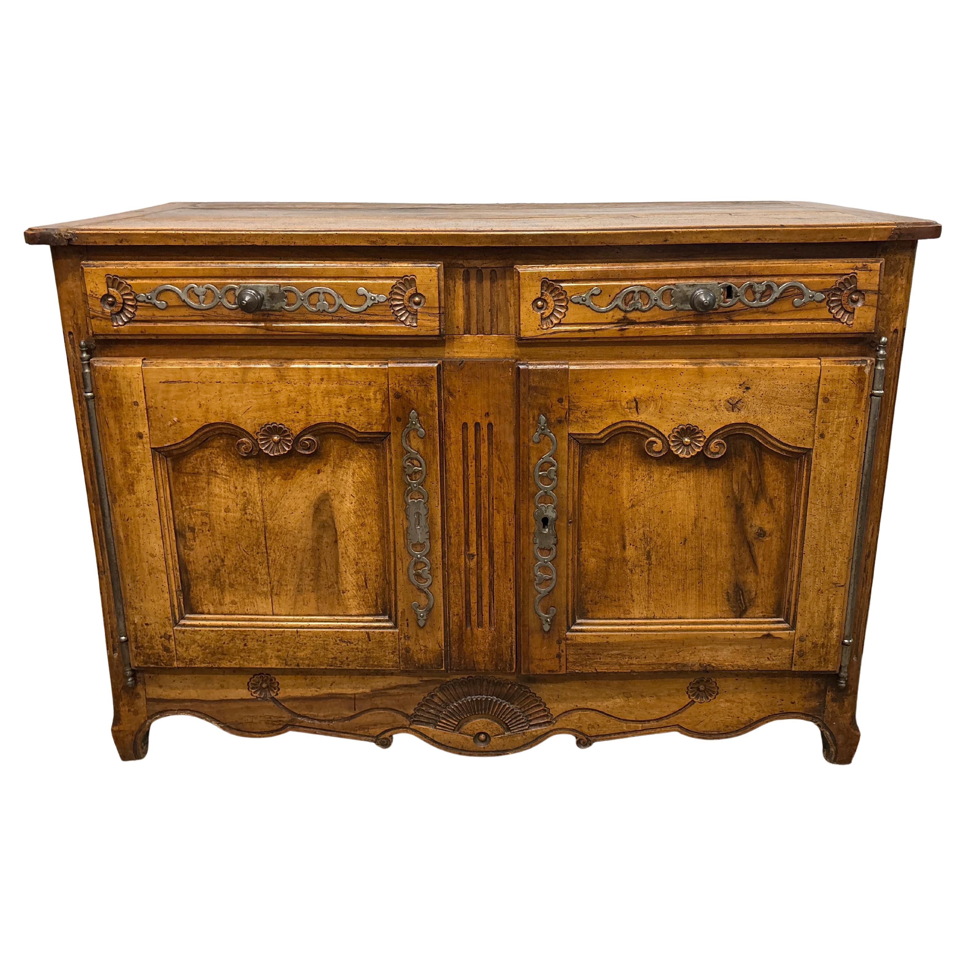 Questo meraviglioso buffet del XVIII secolo è realizzato in noce con la patina originale e l'uso dell'età. Si tratta di un periodo Luigi XV.