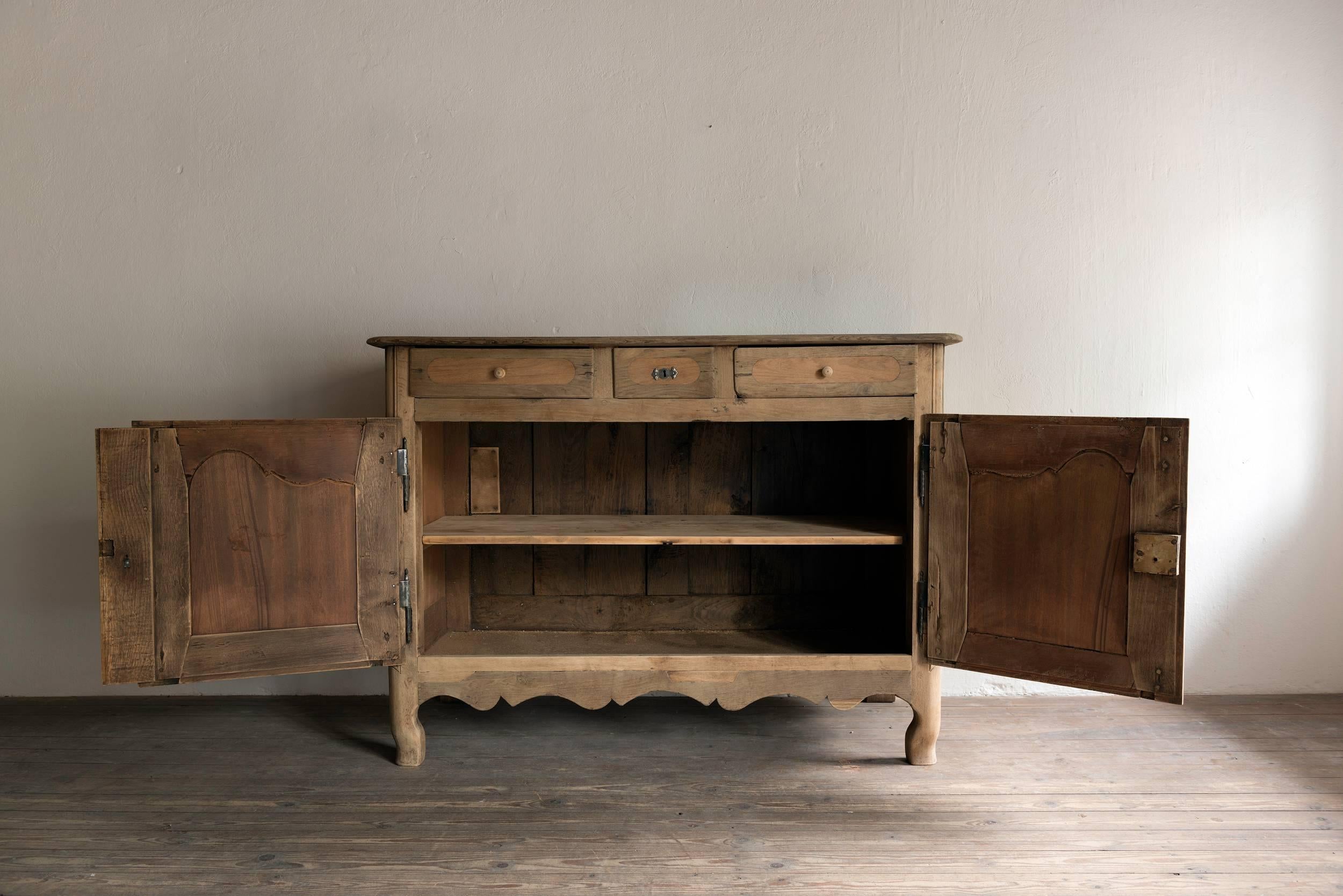 French 18th Century Buffet in Bleached Oak In Good Condition In Jesteburg, DE