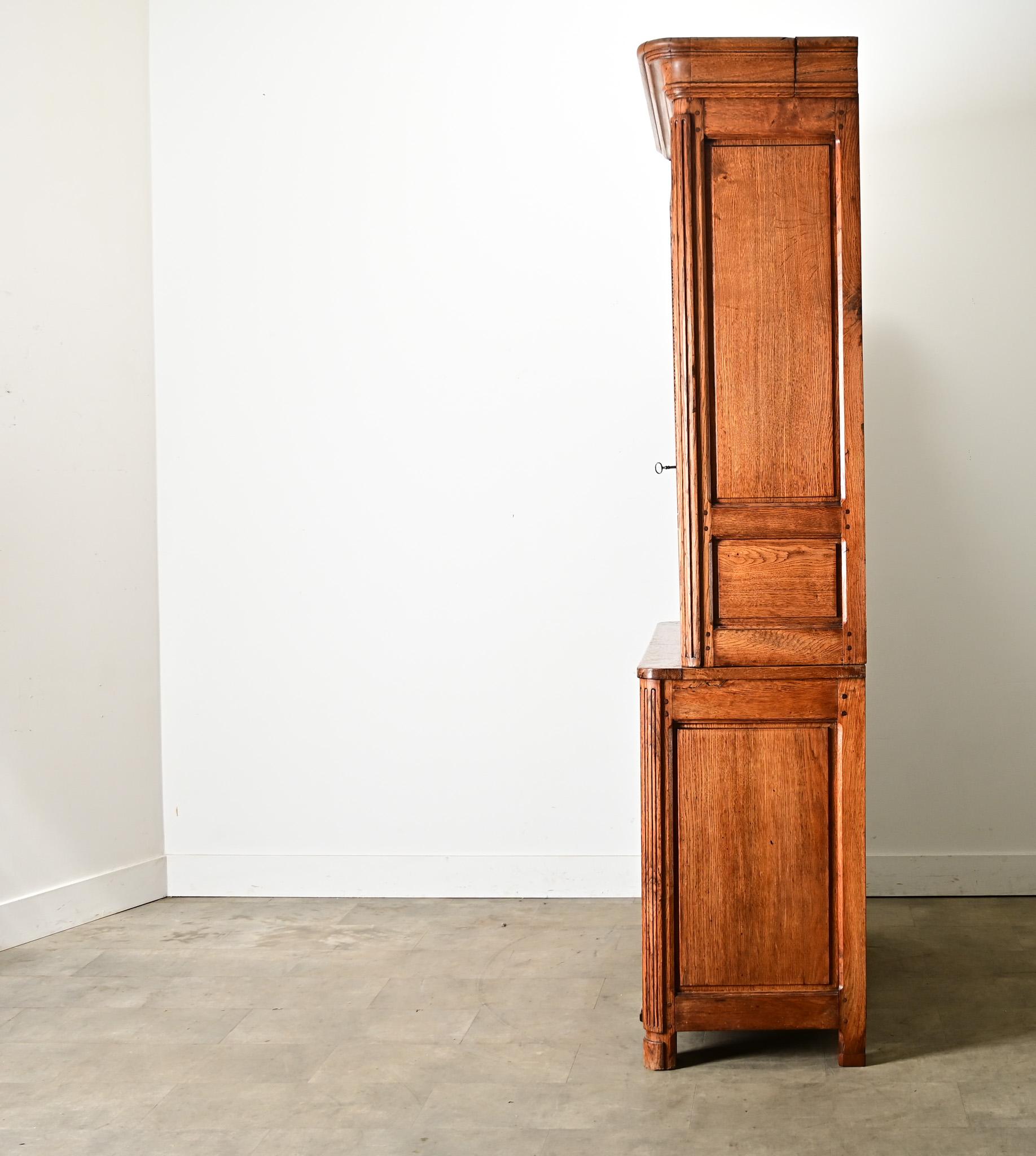 Französisch 18. Jahrhundert geschnitzt Eiche Buffet à Deux Corps im Angebot 3