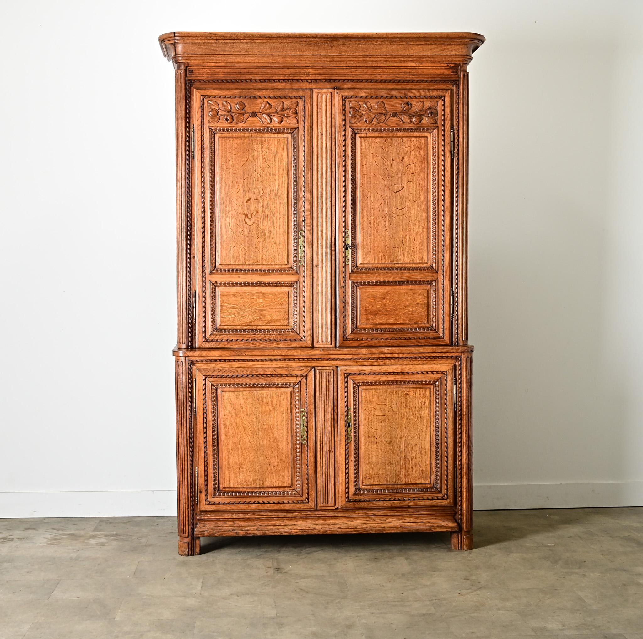 Ein wunderschönes französisches Eichenbuffet à deux corps aus dem 18. Jahrhundert, das mit seinen Merkmalen und seinem Stil vielen Einrichtungsvorlieben und Aufbewahrungsbedürfnissen in der modernen Einrichtung gerecht wird. Das abgerundete Gesims