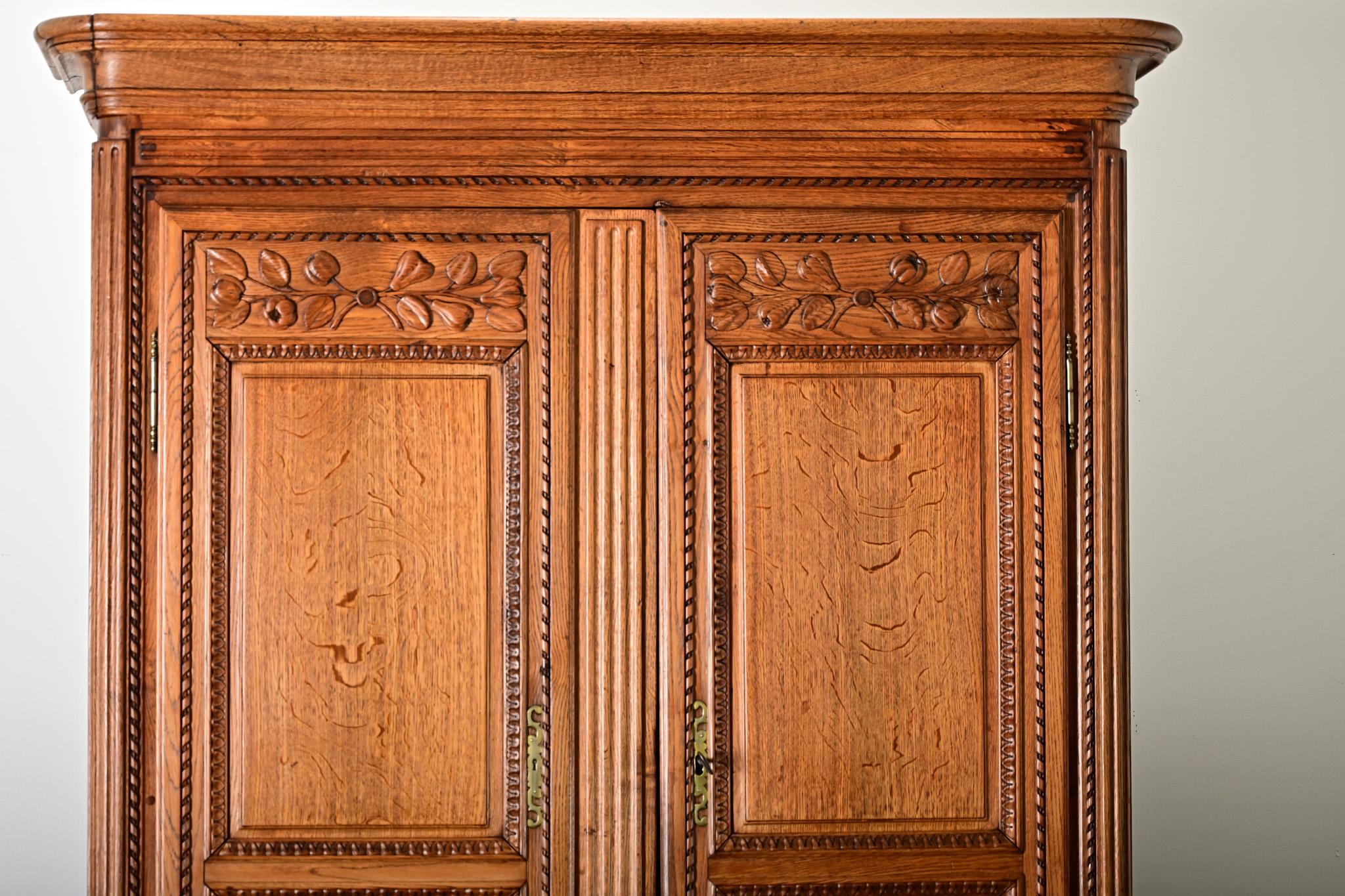 Französisch 18. Jahrhundert geschnitzt Eiche Buffet à Deux Corps (Französische Provence) im Angebot