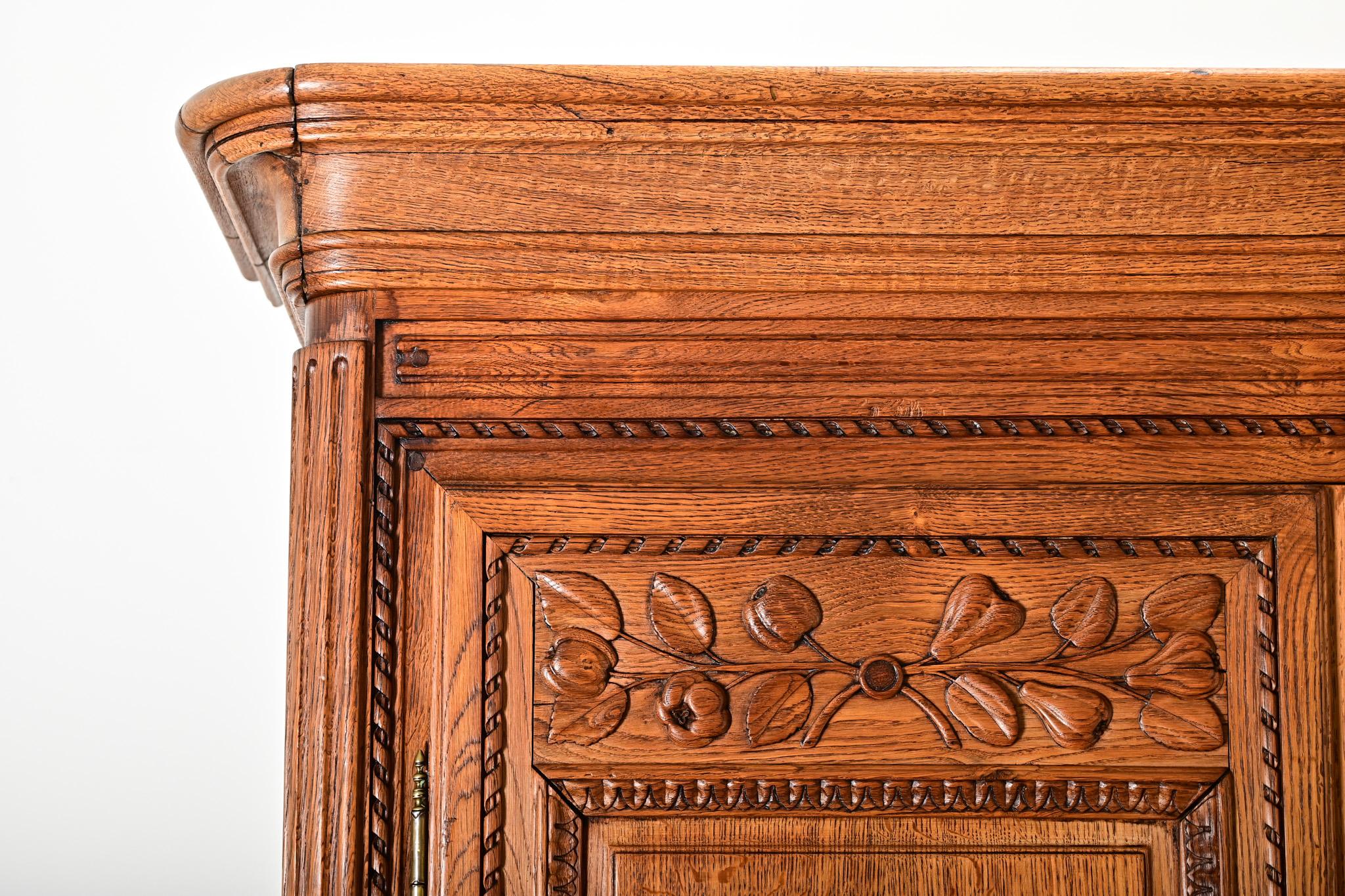 Französisch 18. Jahrhundert geschnitzt Eiche Buffet à Deux Corps (Geschnitzt) im Angebot