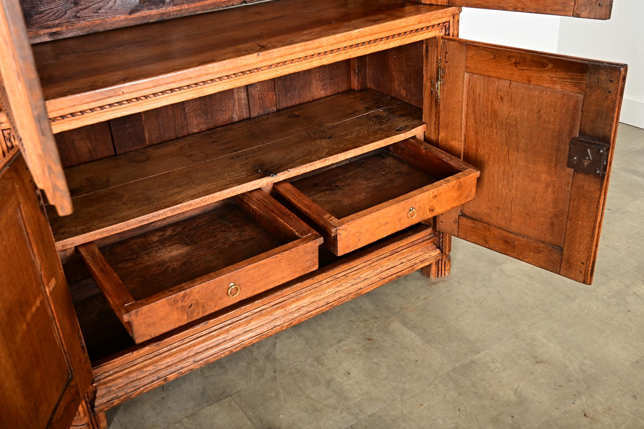 Französisch 18. Jahrhundert geschnitzt Eiche Buffet à Deux Corps im Zustand „Gut“ im Angebot in Baton Rouge, LA