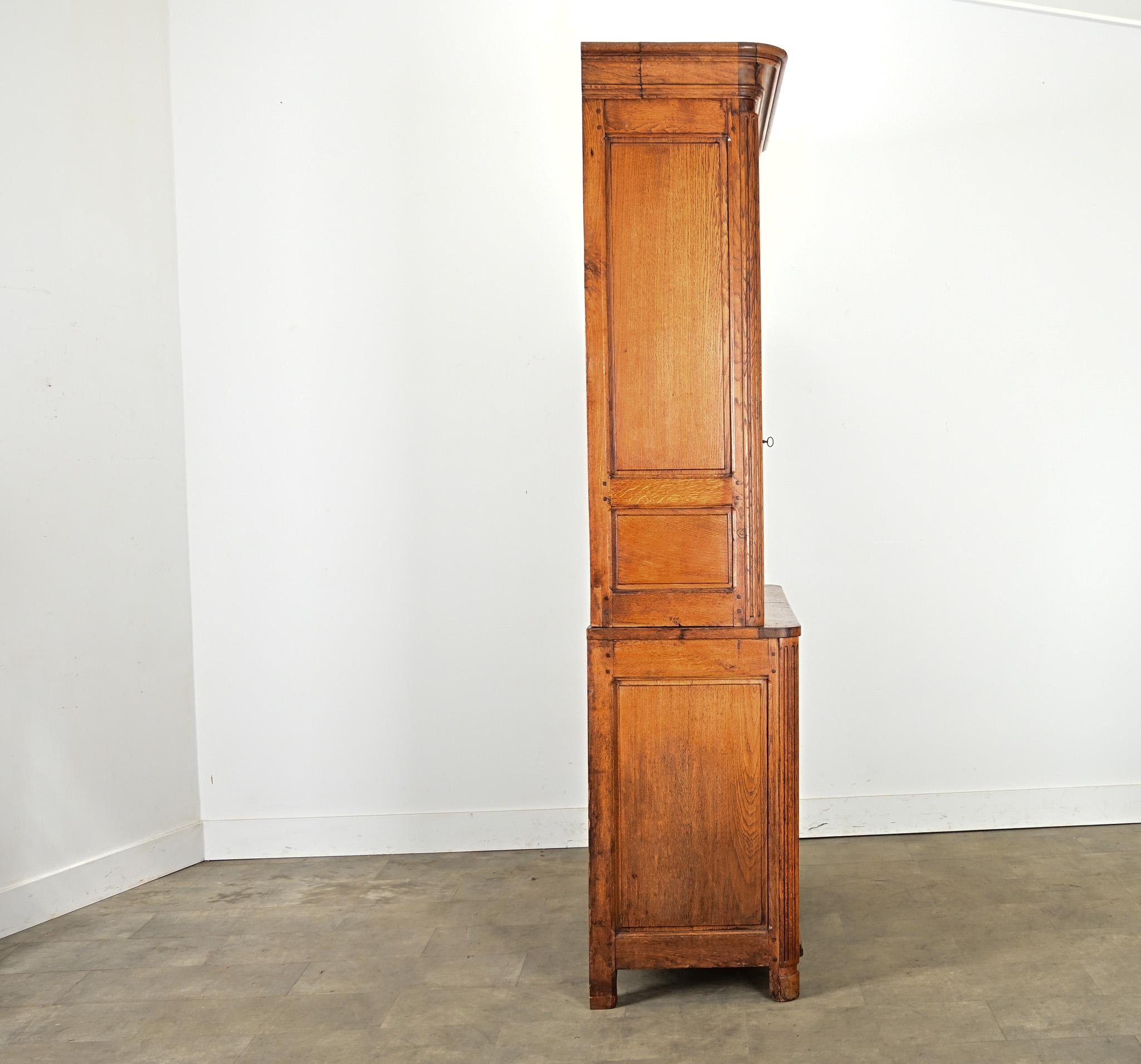 Französisch 18. Jahrhundert geschnitzt Eiche Buffet à Deux Corps (Metall) im Angebot