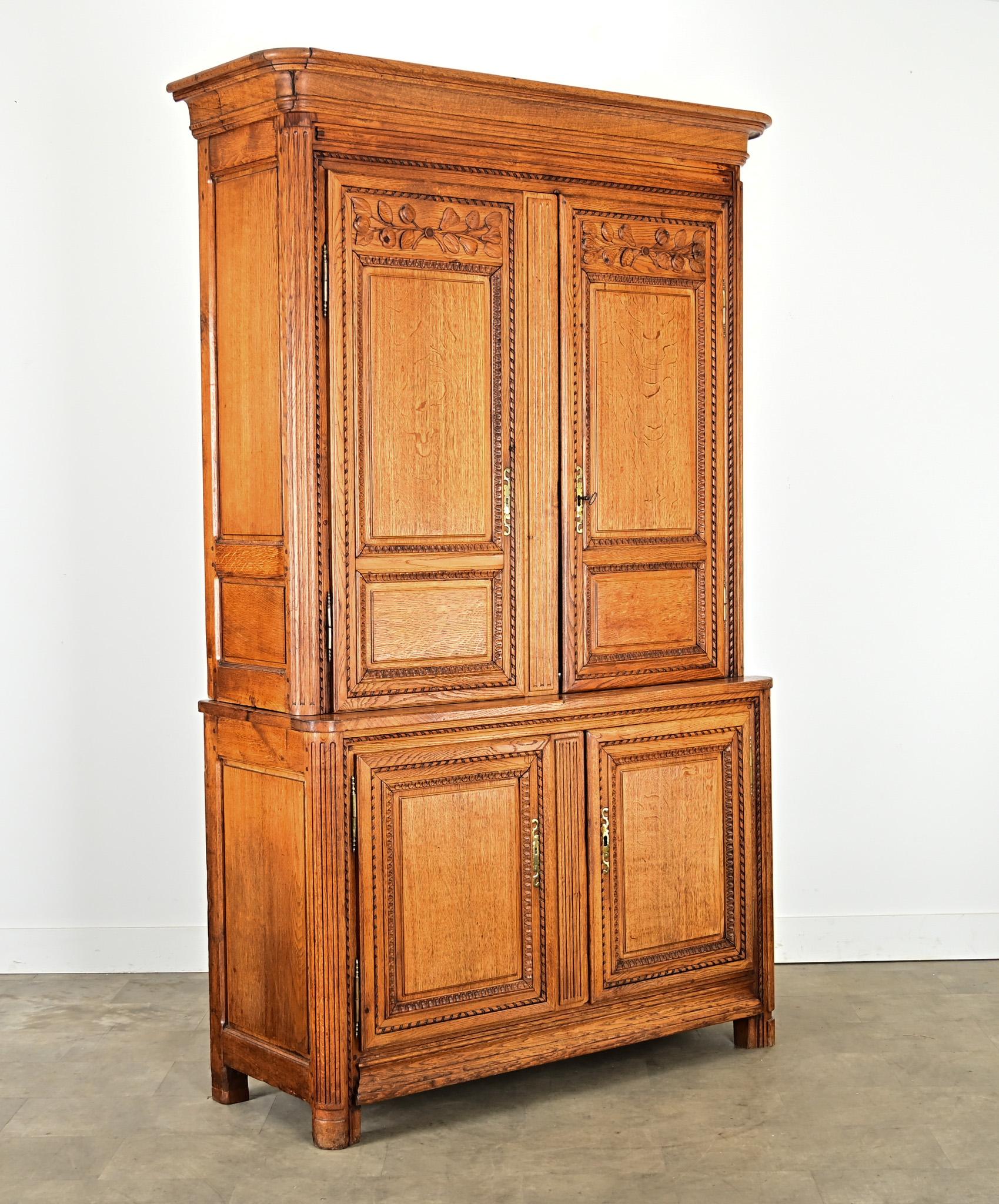 Französisch 18. Jahrhundert geschnitzt Eiche Buffet à Deux Corps im Angebot 1