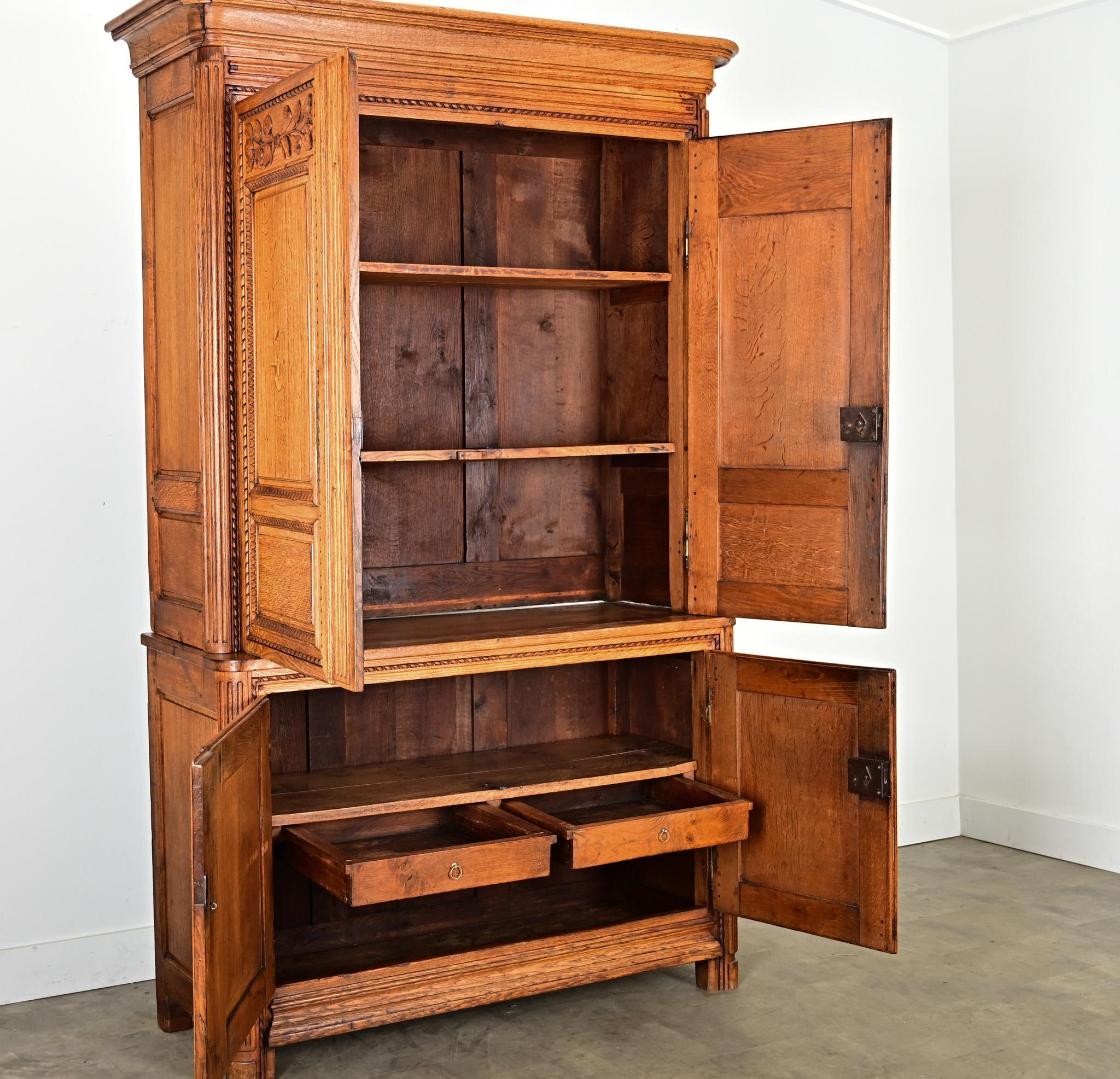 Französisch 18. Jahrhundert geschnitzt Eiche Buffet à Deux Corps im Angebot 2