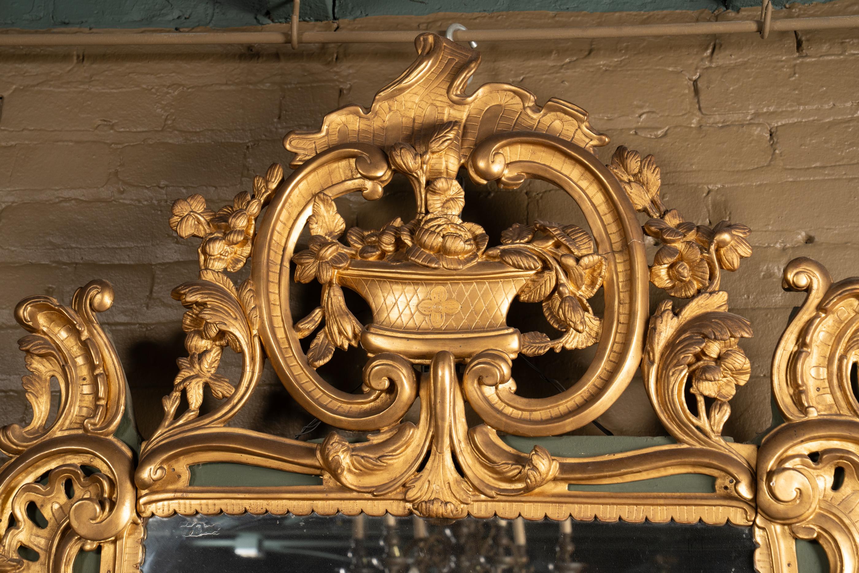 Francese Specchio francese del XVIII secolo intagliato a foglia d'oro del periodo Regence in vendita