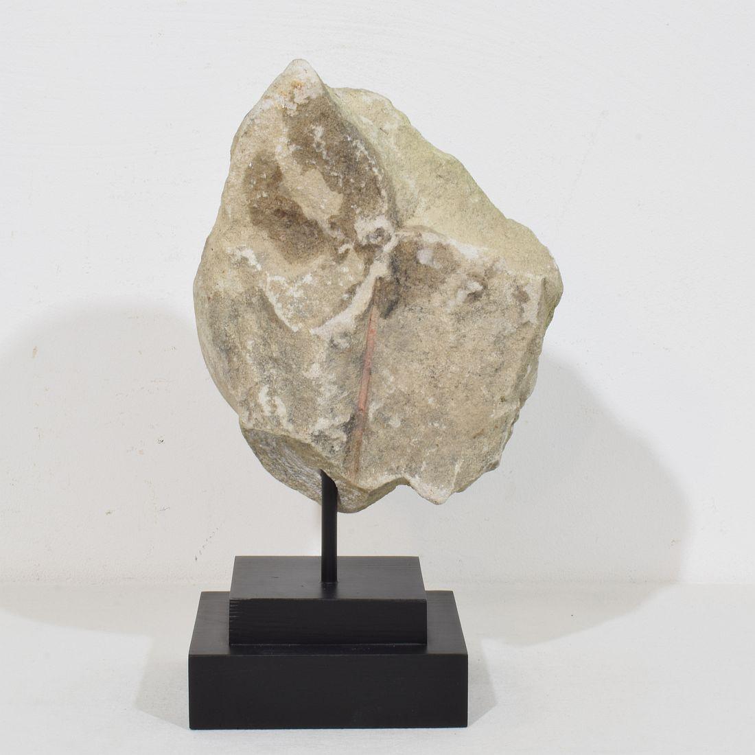 French, 18th Century Carved Stone Head Fragment In condizioni buone in vendita a Buisson, FR