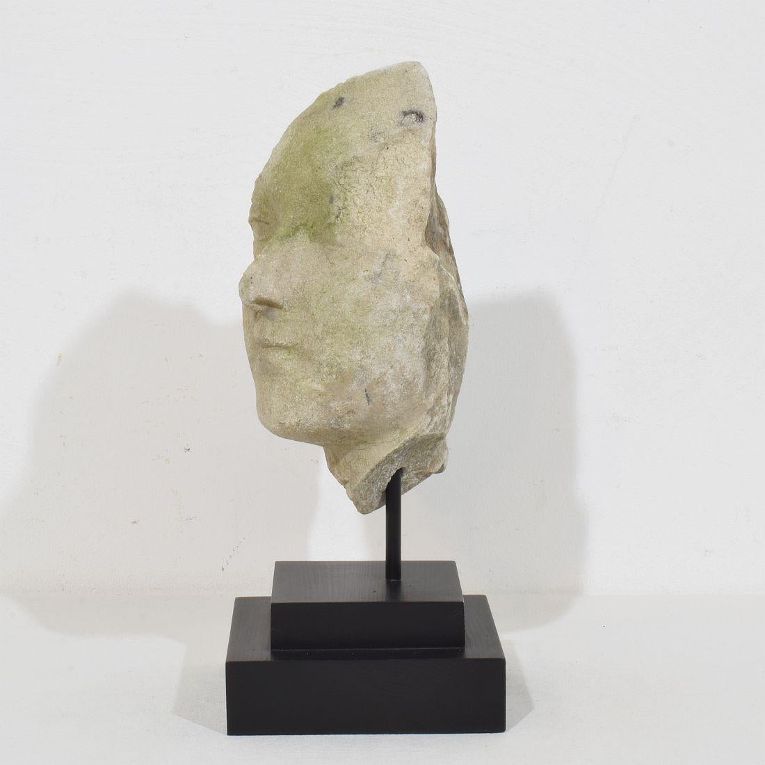Fino al XVIII secolo French, 18th Century Carved Stone Head Fragment in vendita