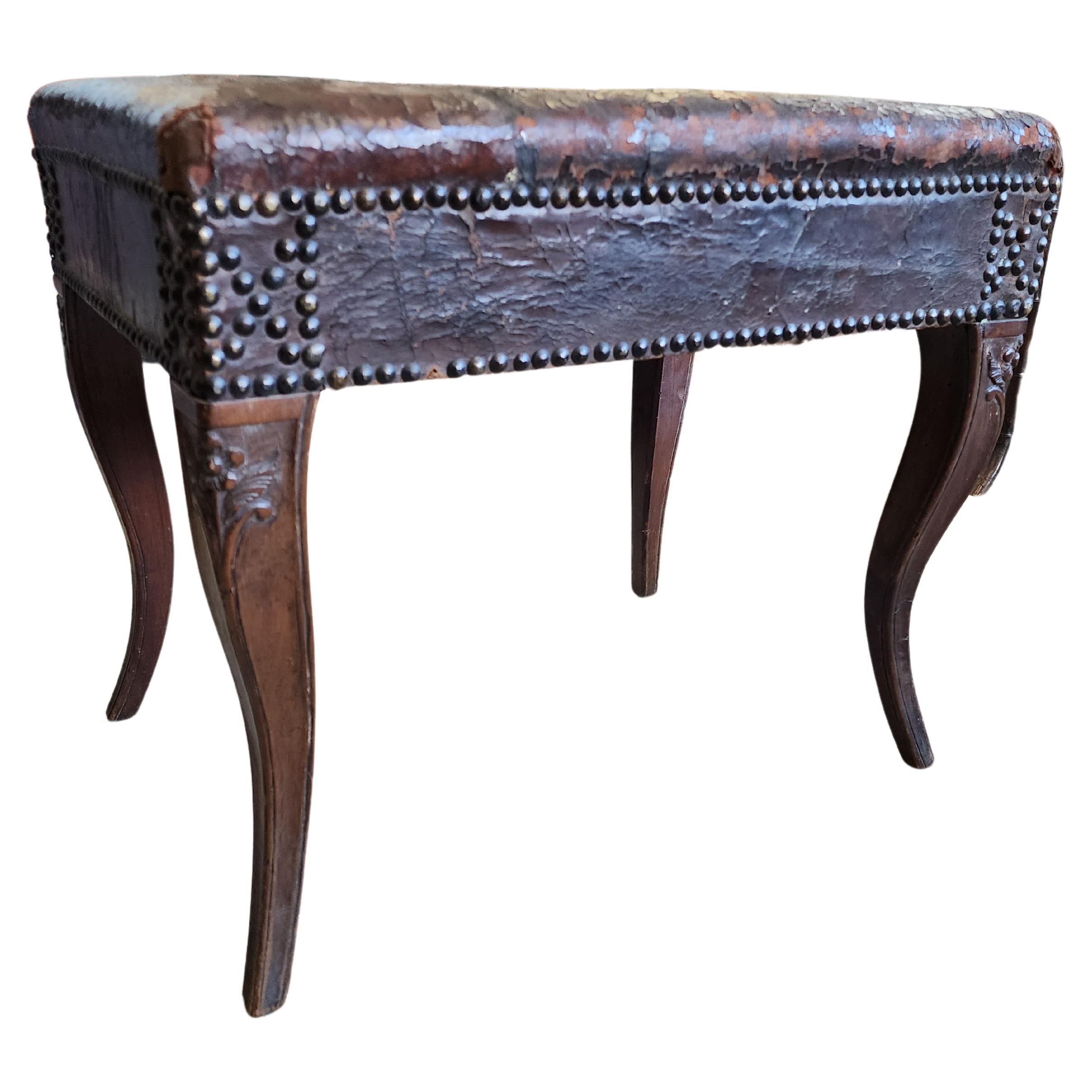 Louis XV French 18th Century Carved Walnut Bench from Provence For Sale