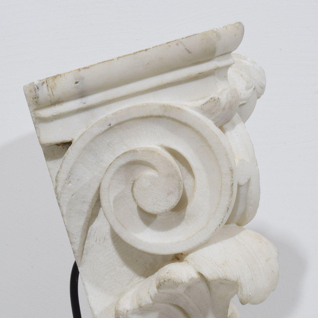 Französische, geschnitzte Kapitelle aus weißem Marmor mit Engelskopf aus dem 18. Jahrhundert im Angebot 5