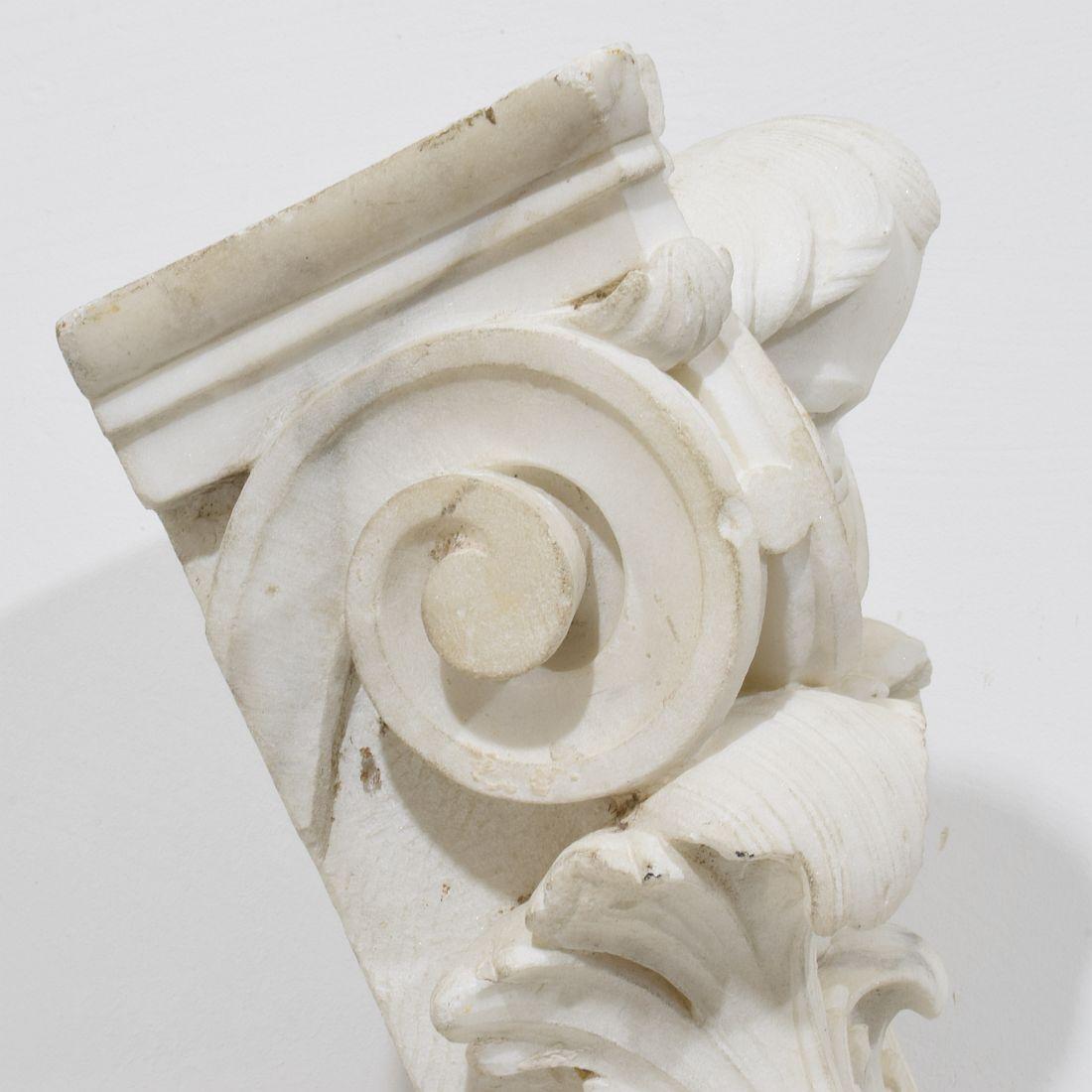 Französische, geschnitzte Kapitelle aus weißem Marmor mit Engelskopf aus dem 18. Jahrhundert im Angebot 5